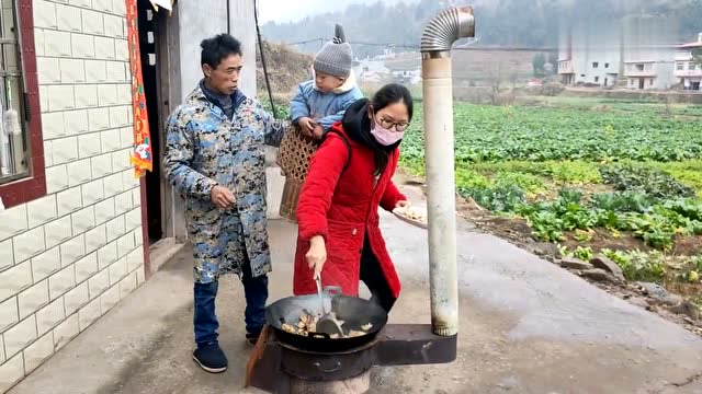 90后宝妈雯雪:午餐红烧鱼和腊肠大杂烩,糖宝口水都快掉进锅里了