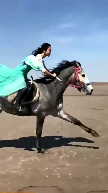 内蒙古的女汉子,骑马狂奔,真是太狂野了