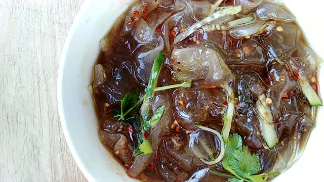 这是我婆婆自己抡的粉皮,劲道爽滑,这手艺现在会的不多了!