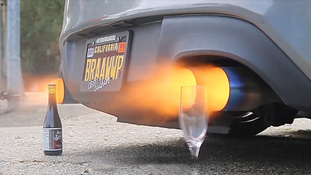 跑车的排气管威力有多大?老外用酒杯测试,结果让人想不到!