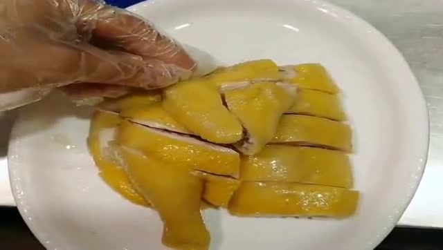这才是正宗白斩鸡的正确切法,一只鸡可以分三碟,每个碟子都狠饱满!