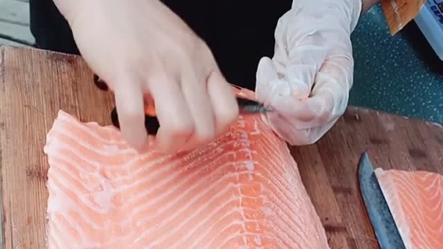 三文鱼食用之前,大厨们都会把鱼刺挑出来,这手速看着都过瘾!