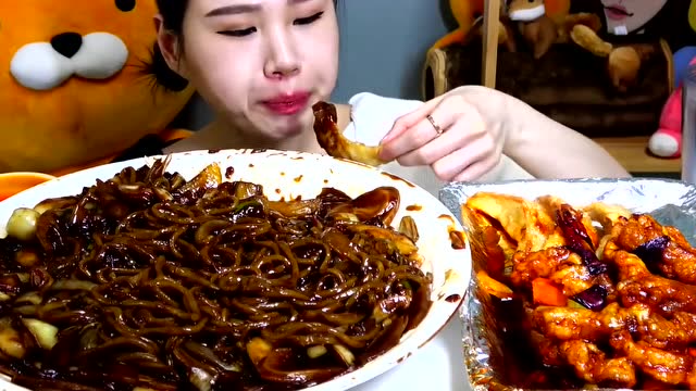 韩国大胃王吃飞碟糖图片