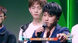 看到选手愤然离席后，李九终于站了出来，向大家讲述梦泪的故事