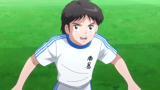 足球小将:日向过来抢球,小翼忍住自己的疼痛,把球传给太郎