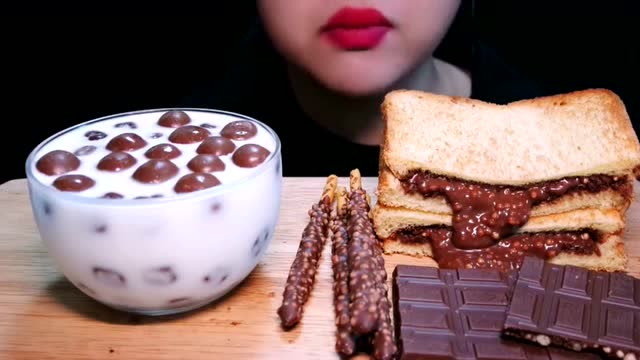 吃播:韩国大胃王小姐姐吃巧克力甜点,大口吃很过瘾