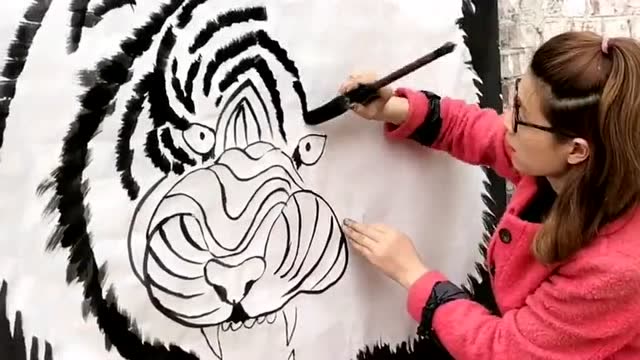 大姐的画功太厉害了,老虎画得跟真的没两样,真害怕老虎从墙上跳下来!