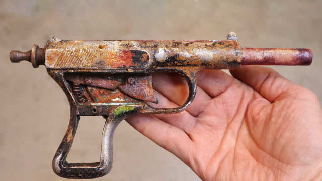 牛人野外捡到一把玩具枪,修好之后发现,居然是个真家伙!