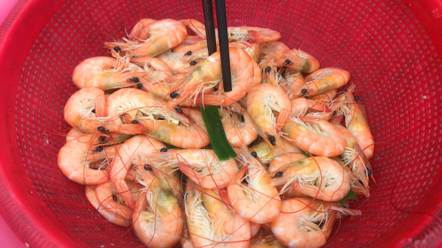 微山湖对虾15一斤,群友买了两斤回家简单爆炒,上桌一大盘,香