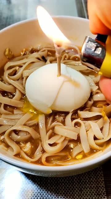 初中辍学外出打工的小伙十八岁生日竟然这样过,太心酸!