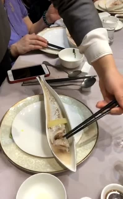 服务员帮忙挑鱼刺,一双筷子直接把我看愣了,这可是个技术活