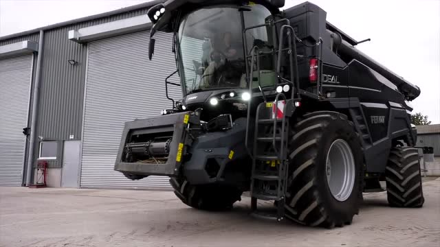 农机首发德国芬特ideal系列8收割机,搭载谷物割台展示