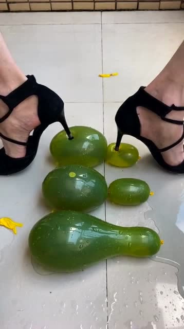 被高跟鞋踩一下到底有多痛看到气球的下场彻底被震撼了