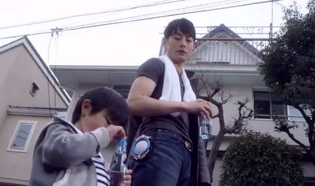 欧布奥特曼 红凯帮小孩开弹珠汽水,没想到用力过猛喷出来了