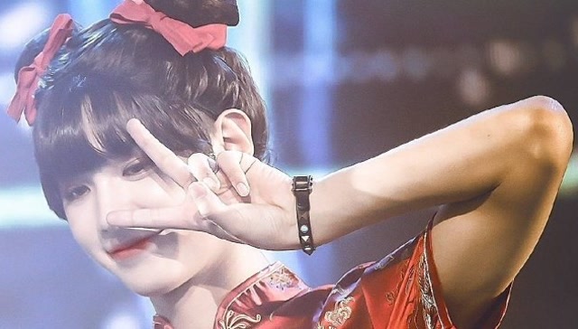 美若天仙黄明昊女装造型惊艳众人劈叉式球技令人爆笑