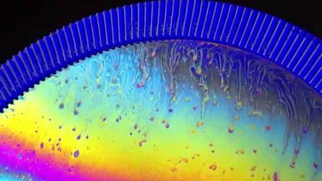 奇闻趣事:肥皂膜上有各种光,这是什么原因造成的?