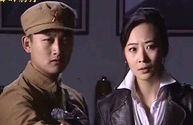 猎鹰1949:燕双鹰穿上程汤的衣服,把赵雅琴看懵了,简直太像了