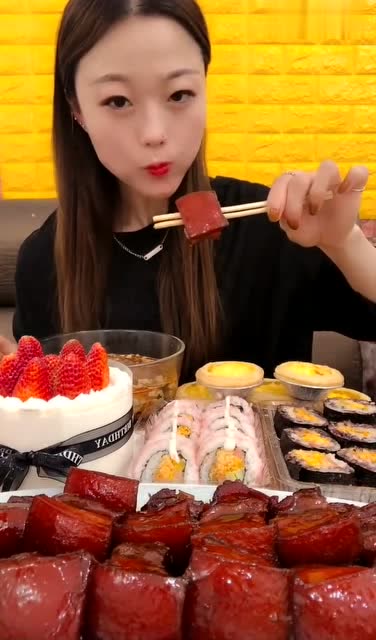 吃播美女吃流油的五花肉,直接用筷子插着吃,隔着屏幕把人看馋了