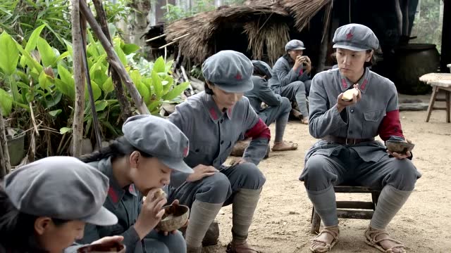 《天涯浴血》大小姐来参军,吃不惯喝不惯,把排长气的啊