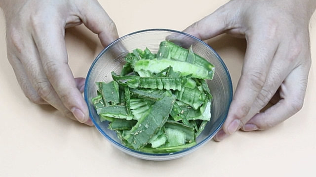 丝瓜皮用淘米水泡一泡,用途太厉害,一般人都不懂,看了快跟着学