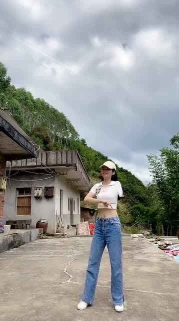 独臂小姐姐又来跳舞了,音乐响起那一刻,真想照顾她一辈子