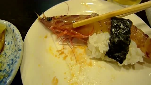 别找了,日本吃活海鲜的视频都在这,虾,鱼,章鱼全是活吃