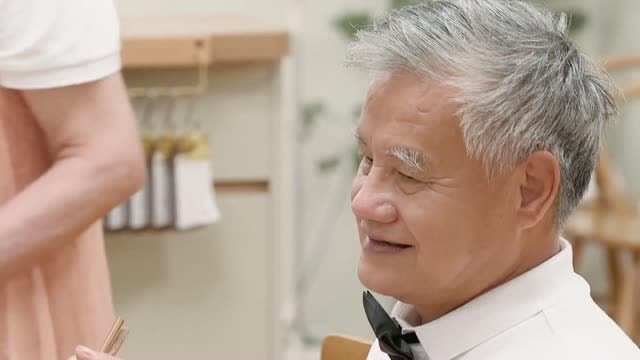 小敏爷爷升职为店长,吃饭时的模样,有一种霸道总裁的既视感!