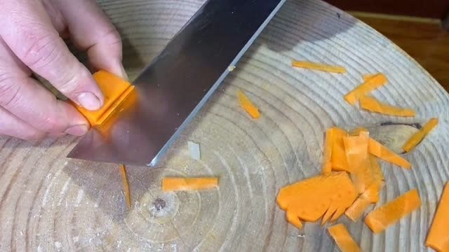 一根普通的胡萝卜,看高手是如何切出可爱的小兔子的,看完开眼界了