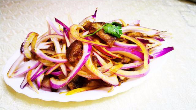 圆葱拌花肉的家常做法,花肉不用油炸是关键,6元不到就做一大盘