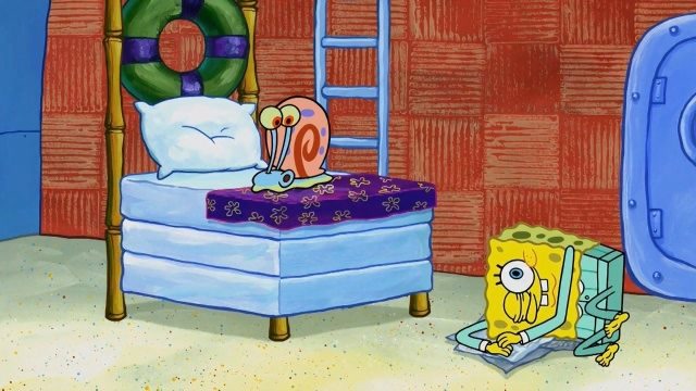 海绵宝宝不太适应做回主人,又爬到小蜗的窝里睡了!