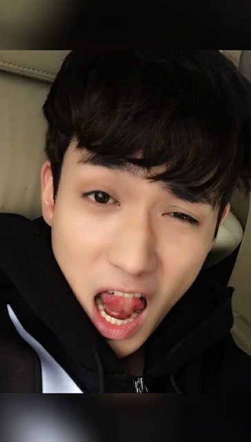 朱一龙自拍照,居老师好可爱!