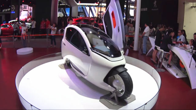 中国发明"陀螺仪汽车",两个轮子时速100公里,卡车都撞不倒!