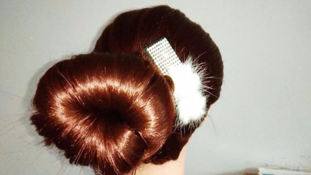 教你一款适合中年女人扎的丸子头,简单易学,大方好看