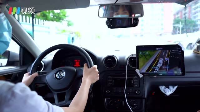 人工智能陪练车!深圳驾校机器人教练上岗