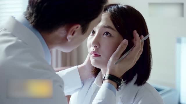 庄恕替陆晨曦修眉毛,慢慢的两人开始中间暗生情愫!