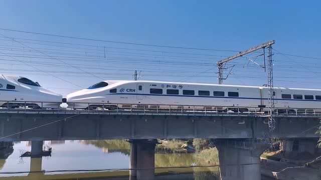 和谐号列车过桥,先是河流铁路桥,再是东边公路铁路立交桥