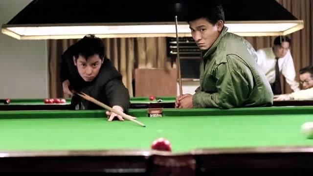 电影:谭咏麟和刘德华打桌球赌钱,谭咏麟赢了钱没想到这么欢乐