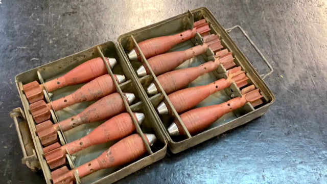 一整箱二战时期的迫击炮弹,让老外保养的跟新的一样!