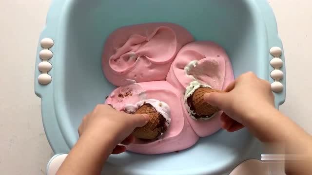 这次架姐生气了,抢小哥的冰淇淋来洗无硼砂泥,奶油香味太诱人了