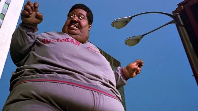 胖子吃糖变异成巨人,身高60多米,放个屁相当于一颗小型原子弹