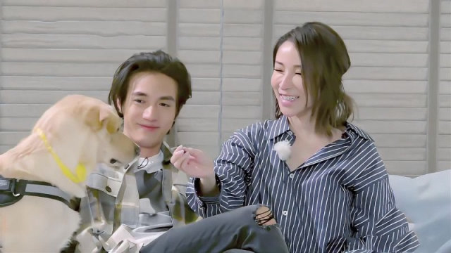 综艺:萧亚轩黄皓的日常生活,两人甜蜜都不够,还要分享给狗狗!