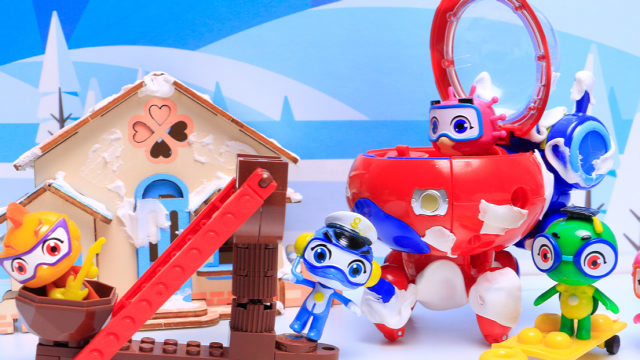 海豚帮帮号海蟹艇被大雪冻住,小迪教撒盐融化冰雪,巴里驾驶战艇刹车