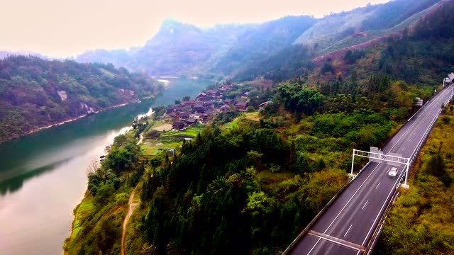 贵州都柳江上的村子,距离县城只有几公里,出村的唯一方式是渡船