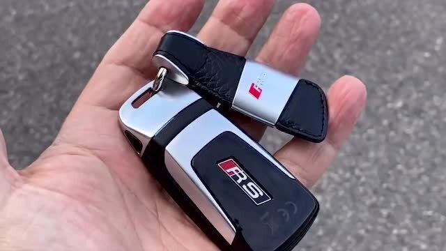 这又是多少男孩子的梦想?奥迪rs5车身线条太完美