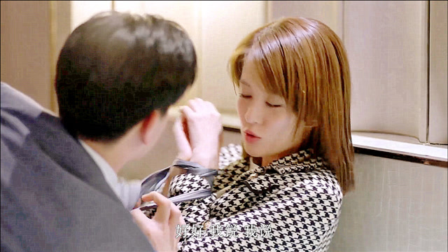 小风暴:胡一天坏笑解领带捆住乔欣,乔欣害羞挣扎,场面甜齁了