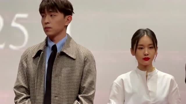 邓伦王子文同台参加演出,王子文一米五的身高,跟邓伦相比还是挺矮的!