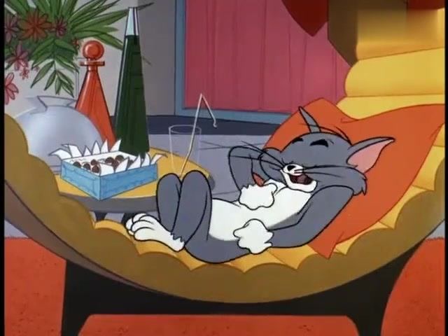 猫和老鼠:汤姆懒洋洋的睡觉,被杰瑞给弄醒,杰瑞在高处乱窜