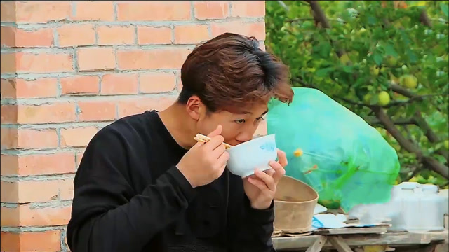 富二代适应农村生活,吃饭端起碗就咥,妥妥农村人!