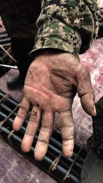 看着工友们的一双双手,虽然是一手的老茧和伤痕,但是它却撑起了一个家