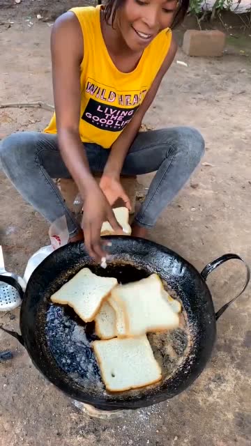 非洲女人吃油炸面包好好的一锅油感觉就这样浪费了